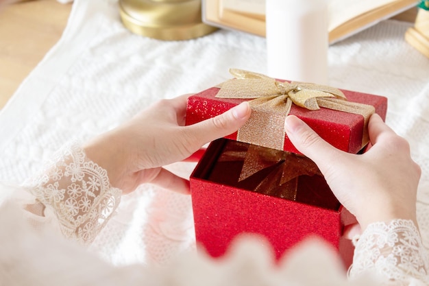 Foto mujer abriendo caja de regalo día de san valentín