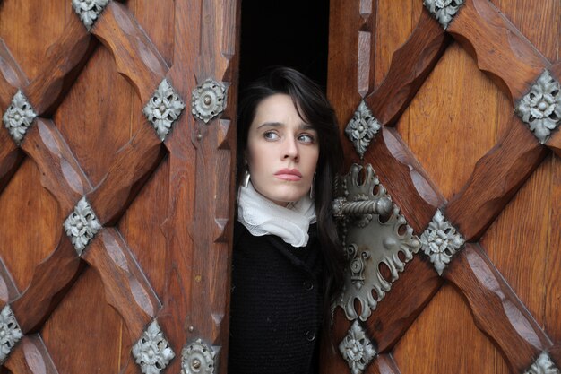 Mujer abriendo una puerta delantera