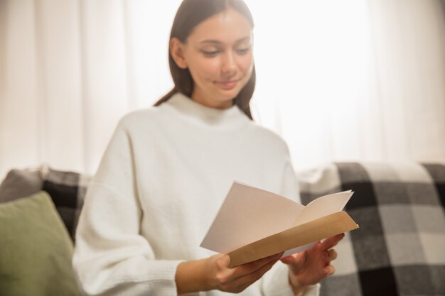 Mujer abriendo recibiendo tarjeta de felicitación para Año Nuevo y Navidad 202 de amigos