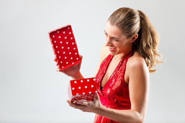 Mujer abriendo el regalo y es feliz