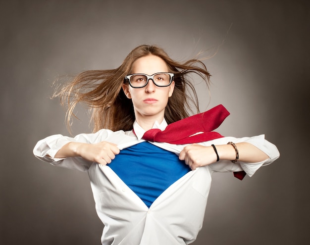 Foto mujer abriendo su camisa como un superhéroe