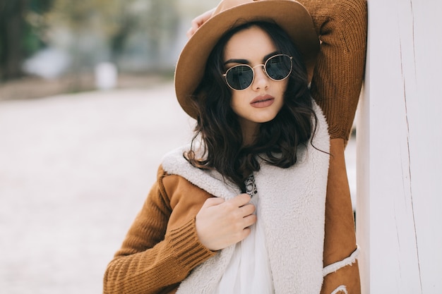 Mujer en abrigo y gafas de sol