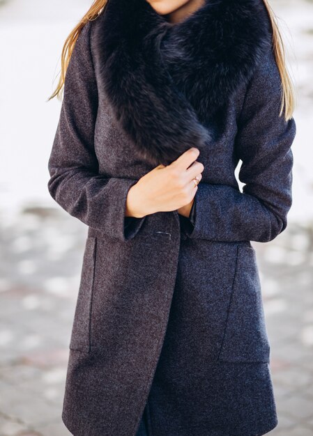 Mujer con un abrigo de invierno con cuello de piel al aire libre