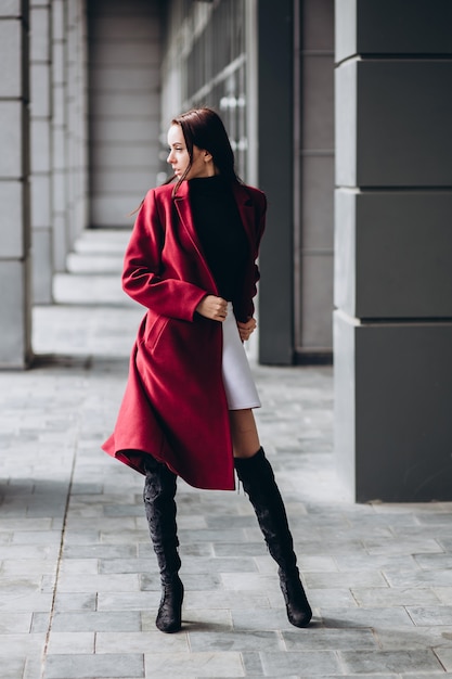 Mujer con un abrigo rojo cálido al aire libre