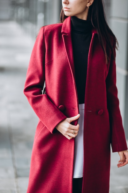 Mujer con un abrigo rojo cálido al aire libre