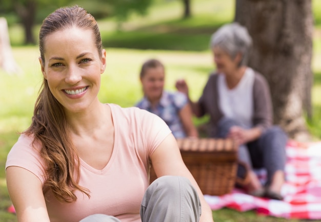 Mujer con abuela y nieta en el fondo en el parque