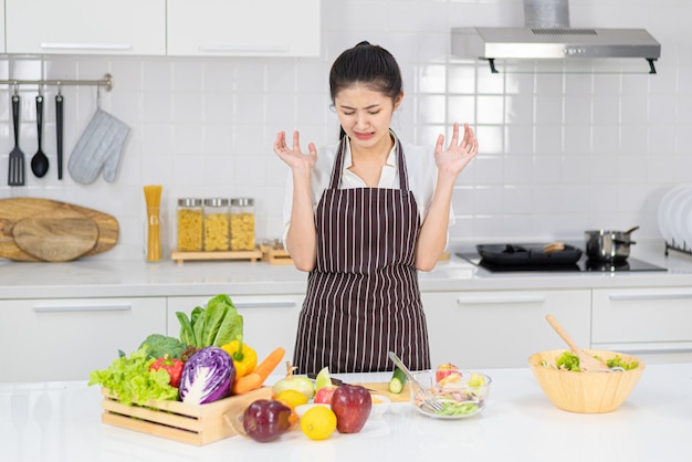 Mujer aburrida en la cocina frustrada y con sueño.