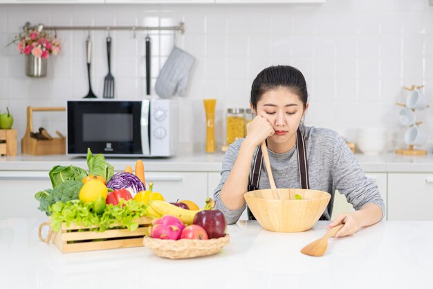 Mujer aburrida en la cocina frustrada y con sueño.