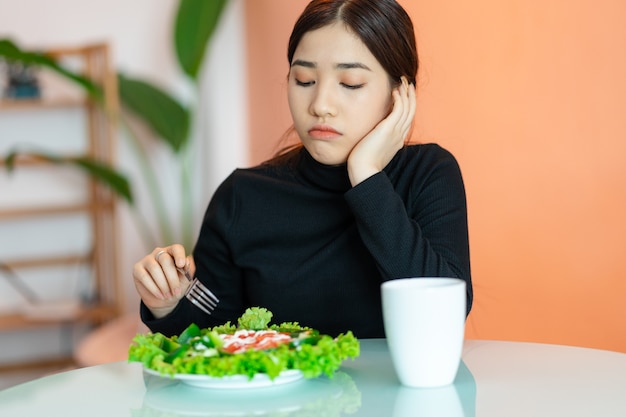 La mujer aburrida no quiere comer