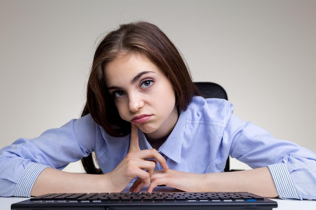 Mujer aburrida que usa el teclado