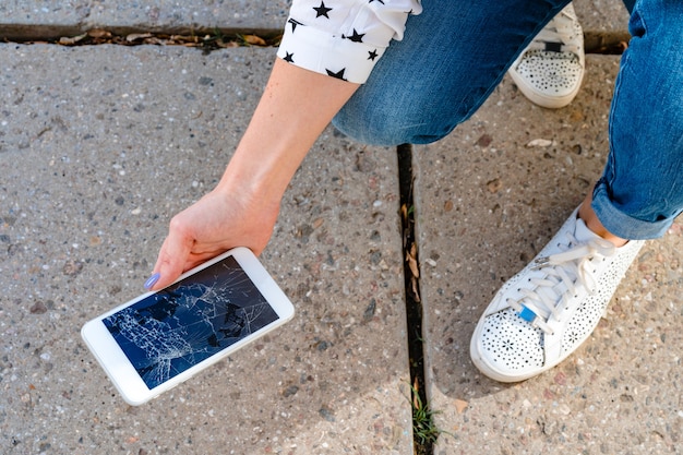 Mujer acaba de romper su teléfono inteligente en el piso