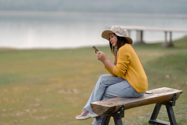 Mujer acampando está buscando señal de internet