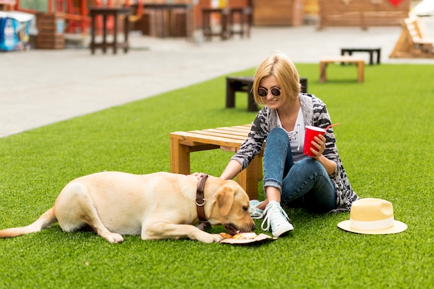 Mujer acaricia a su perro en el parque