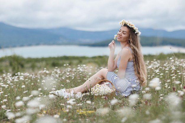 mujer acogedora en campo de margaritas