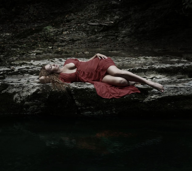 Foto mujer acostada en el agua