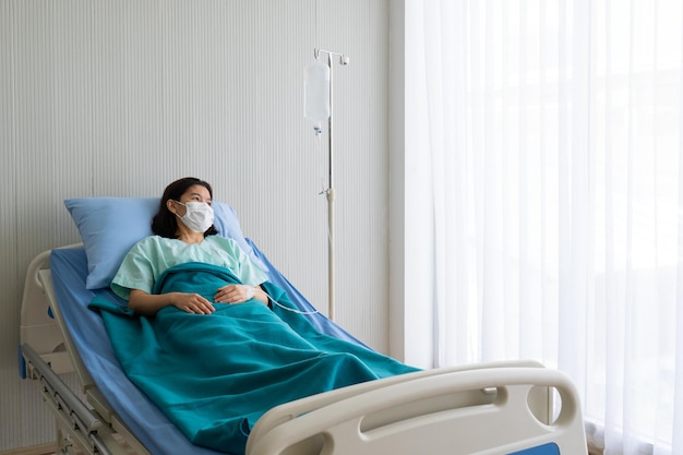 Mujer acostada en la cama