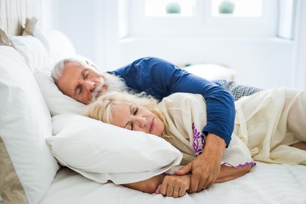 Mujer acostada en la cama