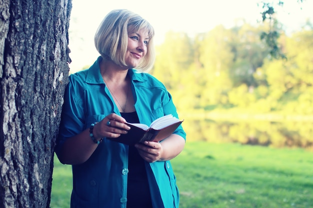 mujer acostada y leyendo libro sol