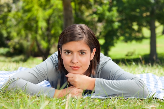 Mujer acostada en el parque