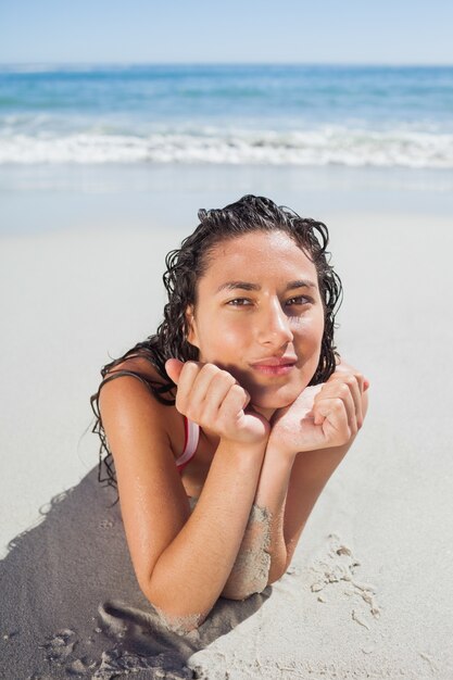 Mujer acostada en la playa