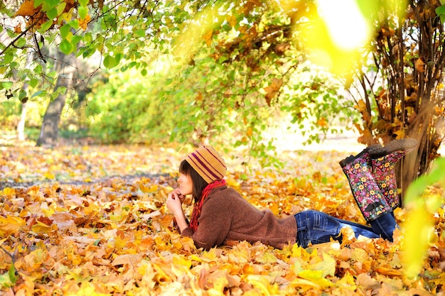 Foto mujer, acostado, en, ella, estómago, en, otoño sale