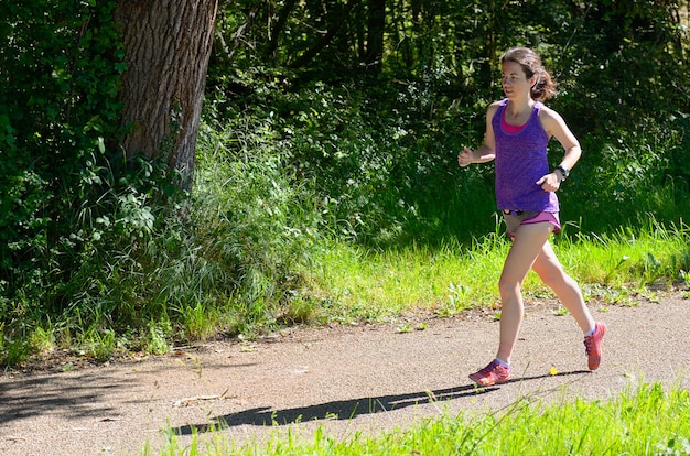 Mujer activa corredor corriendo cerca del canal del río, correr al aire libre, deporte, fitness y concepto de estilo de vida saludable