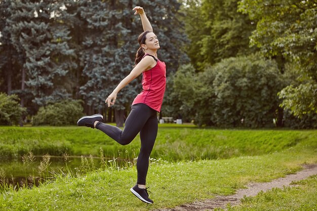 Mujer activa hace yoga al aire libre.