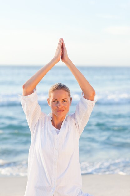 Mujer activa practicando yoga