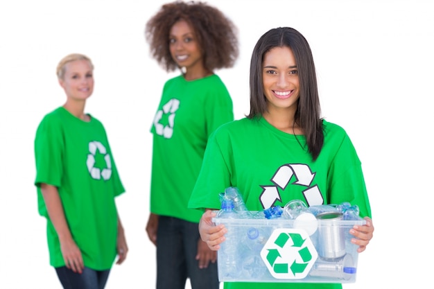 Mujer activista con caja de reciclaje