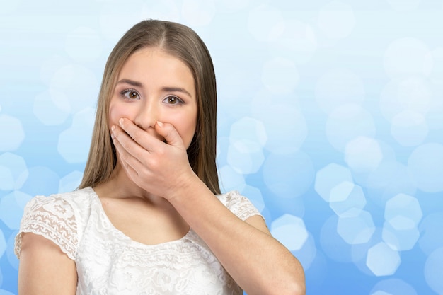 Foto mujer actuando sorprendida y confundida.