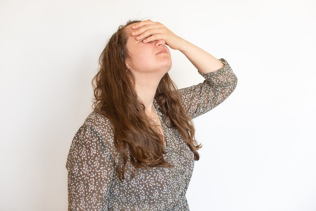 Foto mujer adicta y alcoholismo solo depresión estrés, la cabeza entre las manos. concepto de salud mental