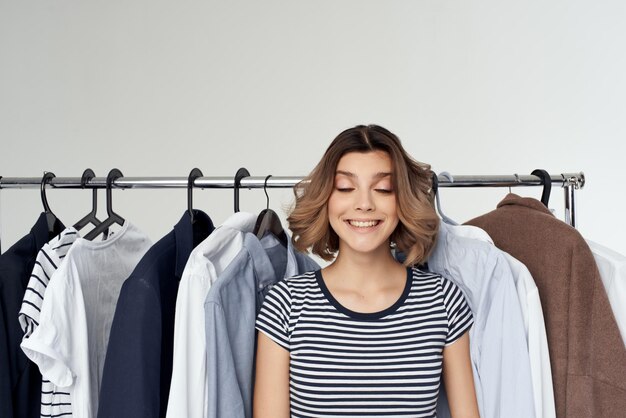 Foto mujer adicta a las compras, escoge ropa, compra en la tienda, estudio, estilo de vida, persona emocional