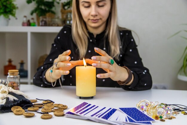 Mujer adivina adivinación en una vela Enfoque selectivo