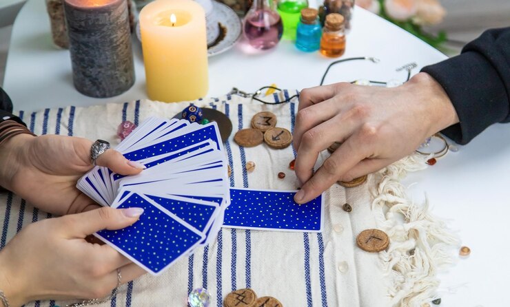Foto una mujer adivina le dice a un hombre en las cartas del tarot enfoque selectivo