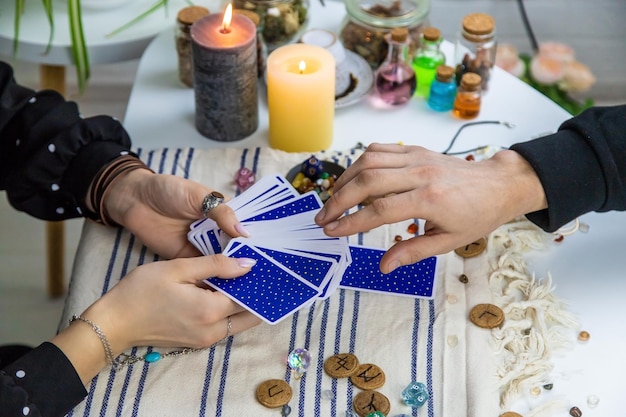 Una mujer adivina le dice a un hombre en las cartas del tarot Enfoque selectivo