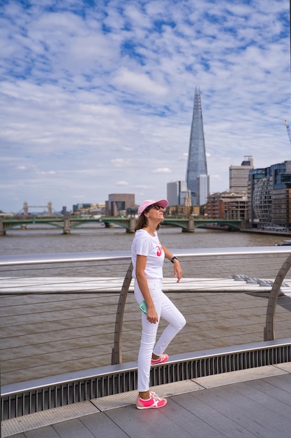 Mujer admirando la ciudad de londres