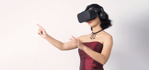 Mujer adolescente asiática con cabeza de realidad virtual o realidad virtual configurada para ingresar al mundo de la simulación digital para aprender y viajar o jugar y más.