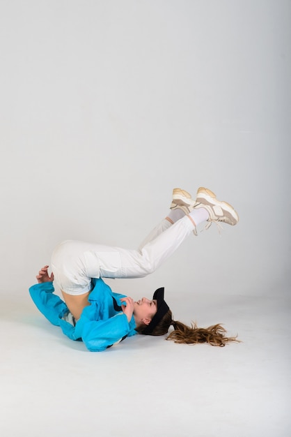 Foto mujer adolescente bailando hip-hop en un estudio, ropa casual