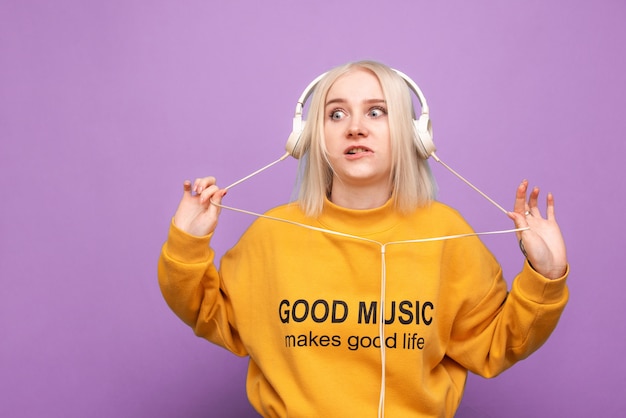 Mujer adolescente disfruta de la música aislada