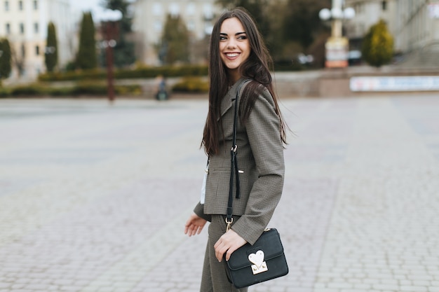 Mujer adorable en la calle