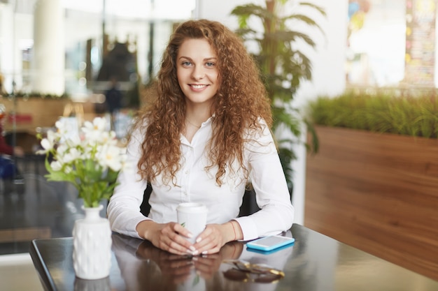 Mujer adorable positiva con mirada atractiva