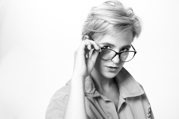 Mujer adorable rubia usar anteojos de cerca gafas de moda agregar accesorios inteligentes elegante chica con...