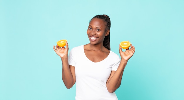 Mujer adulta afroamericana negra. concepto de jugo de naranja