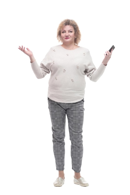 Mujer adulta atractiva con un teléfono inteligente aislado en un blanco