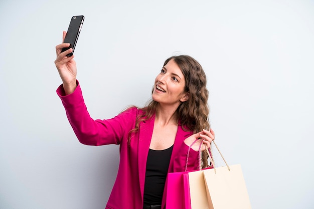 Mujer adulta bastante joven con bolsas de compras