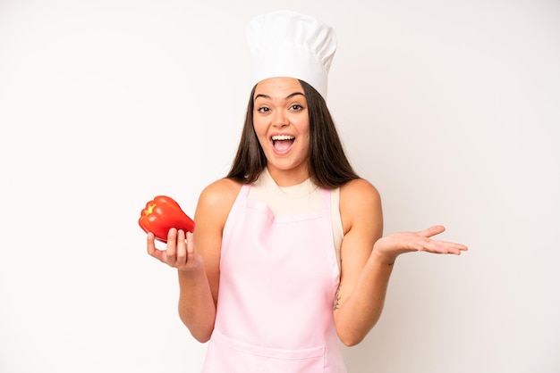 Mujer adulta bastante joven chef e ingredientes concepto de comida saludable