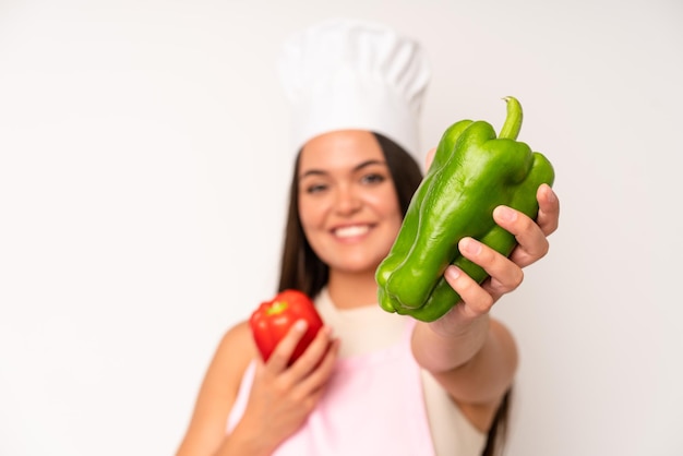 Mujer adulta bastante joven chef e ingredientes concepto de comida saludable