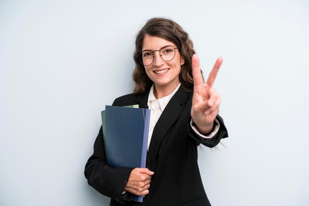 Mujer adulta bastante joven con el concepto de negocio de portátiles