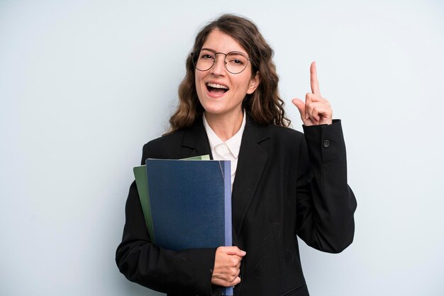 Mujer adulta bastante joven con el concepto de negocio de portátiles