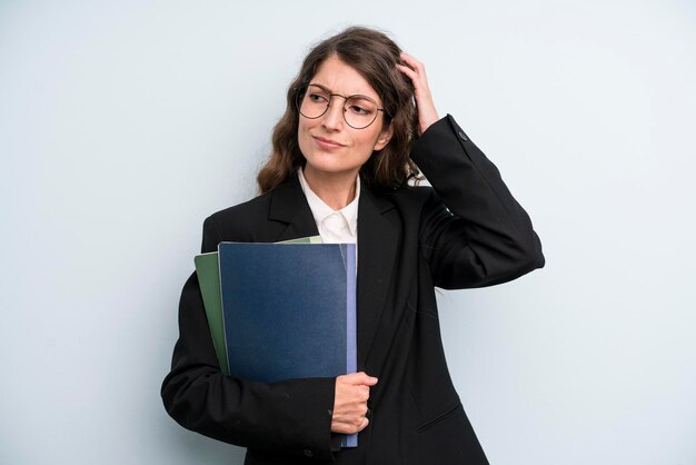 Mujer adulta bastante joven con el concepto de negocio de portátiles